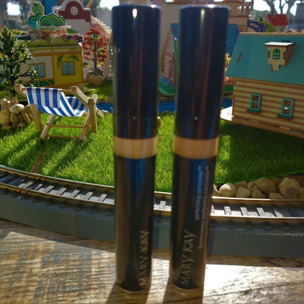 DISCONTINUED - Light Beige - Mary Kay Perfecting Concealer